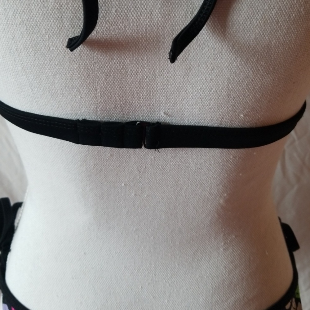 Bikini - Picture 3 of 3